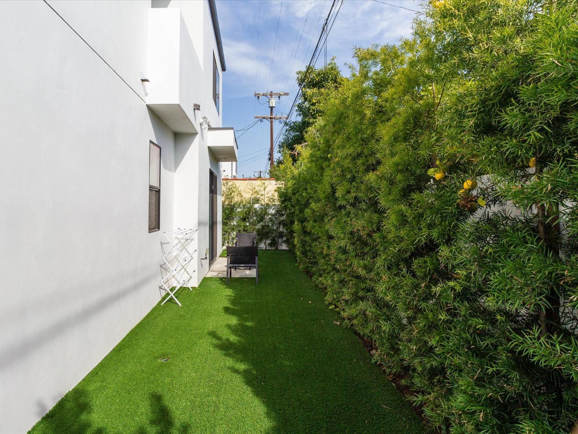 Brand New Modern 9 Bedroom Compound In Pickfair Village Casa de férias Los Angeles